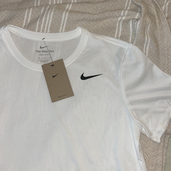 NIKE White Dri-Fit Women’s Top size Medium NWT - Picture 2 of 5